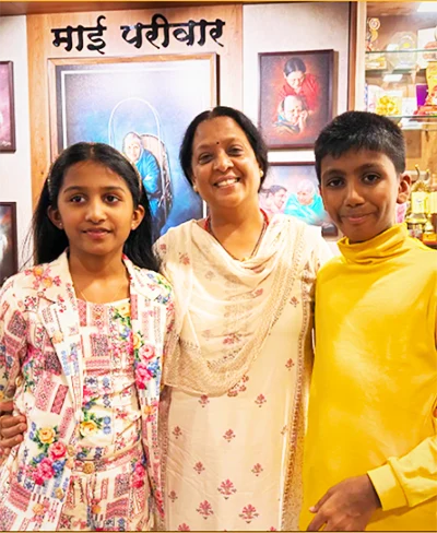 Jainam and Jivika with daughter of the late Sindhutai Sapkal